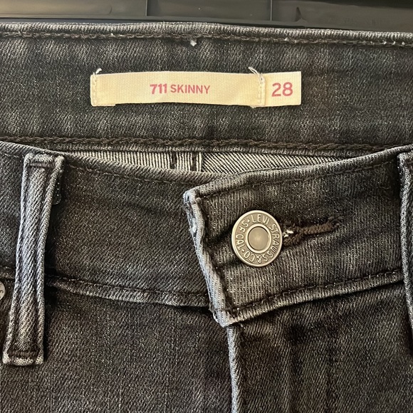 Women’s Levi Jeans - Picture 4 of 5